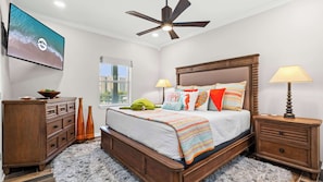 Appart'hôtel, plusieurs lits, balcon (Romar Lakes C305) | 3 chambres, décoration personnalisée, ameublement personnalisé
