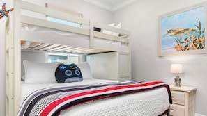 Condo, varias camas, balcón (Romar Lakes C305) | 3 habitaciones, decoración personalizada y muebles diferentes