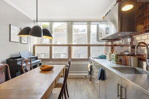 Fridge, oven, dishwasher, coffee/tea maker