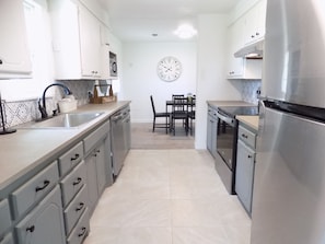 Micro-ondas, fogão, cooktop, lava-louças