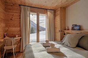 5 bedrooms, travel cot, WiFi, bed sheets