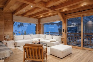 Una Smart TV, una chimenea, un reproductor de DVD