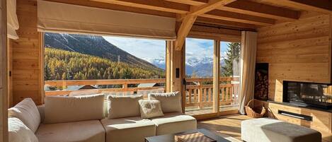 Smart TV, fireplace, DVD player, table tennis