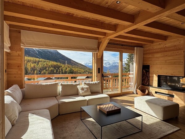 Smart TV, fireplace, DVD player, ping pong