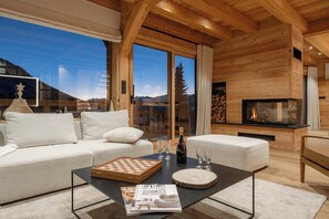 Una Smart TV, una chimenea, un reproductor de DVD