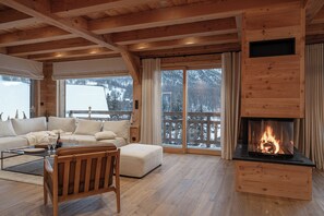 Una Smart TV, una chimenea, un reproductor de DVD