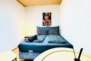 1 bedroom, bed sheets