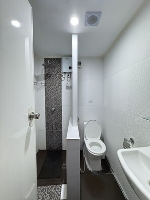 Cabana básico, aceita animais de estimação, vista para a piscina | Banheiro | Chuveiro, produtos de toalete grátis, bidê, toalhas de banho