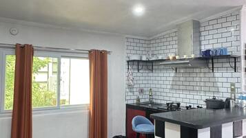 Comfort-Ferienhaus, Mehrere Betten, Poolzugang, Gartenblick | Eigene Küche | Kochgeschirr/Geschirr/Besteck, Reinigungsartikel