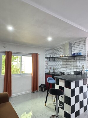 Comfort-mökki, useita sänkyjä, pääsy uima-altaalle, näköala puutarhaan | Yksityinen keittiö | Keittoastiat/astiat/ruokailuvälineet, siivousvälineet