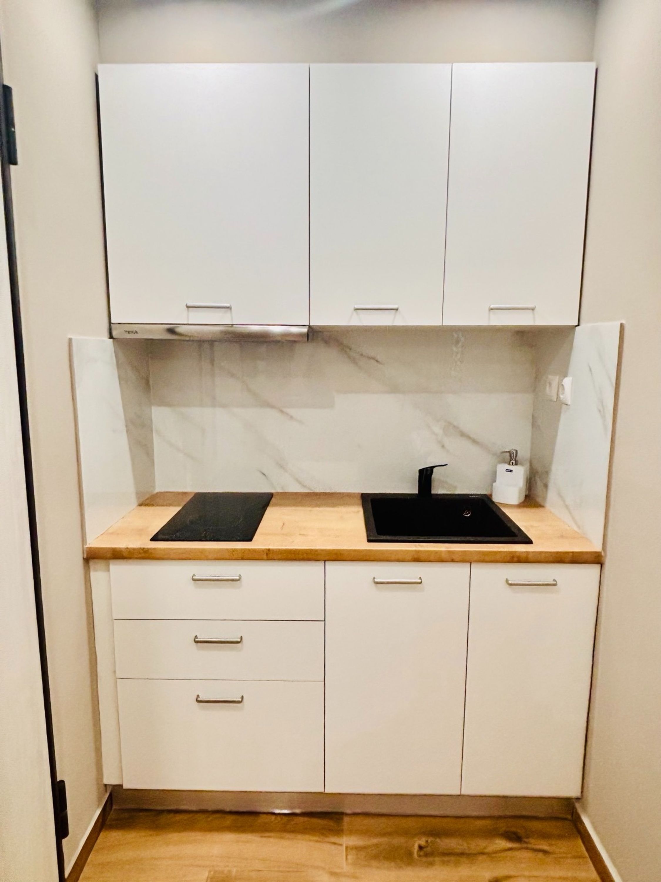 Een koffiezetapparaat/waterkoker, kookgerei, borden en bestek