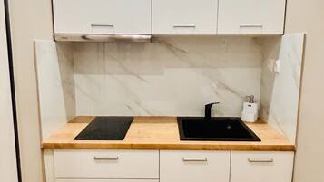 Coffee/tea maker, cookware/dishes/utensils