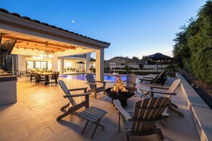 Outdoor dining - Luxury Outdoor Living - Heated Pool and Hot Tub (Chandler)