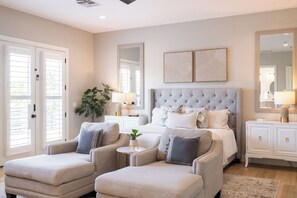 5 habitaciones, escritorio y tabla de planchar con plancha