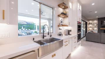 冰箱、微波炉、烤箱、炉灶