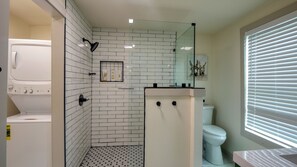 Shower, jetted tub, hair dryer, bidet - Group Retreat by TAMU w/ Outdoor Living & Fire Pit (Bryan)