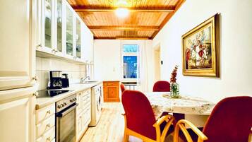 Fridge, oven, stovetop, coffee/tea maker