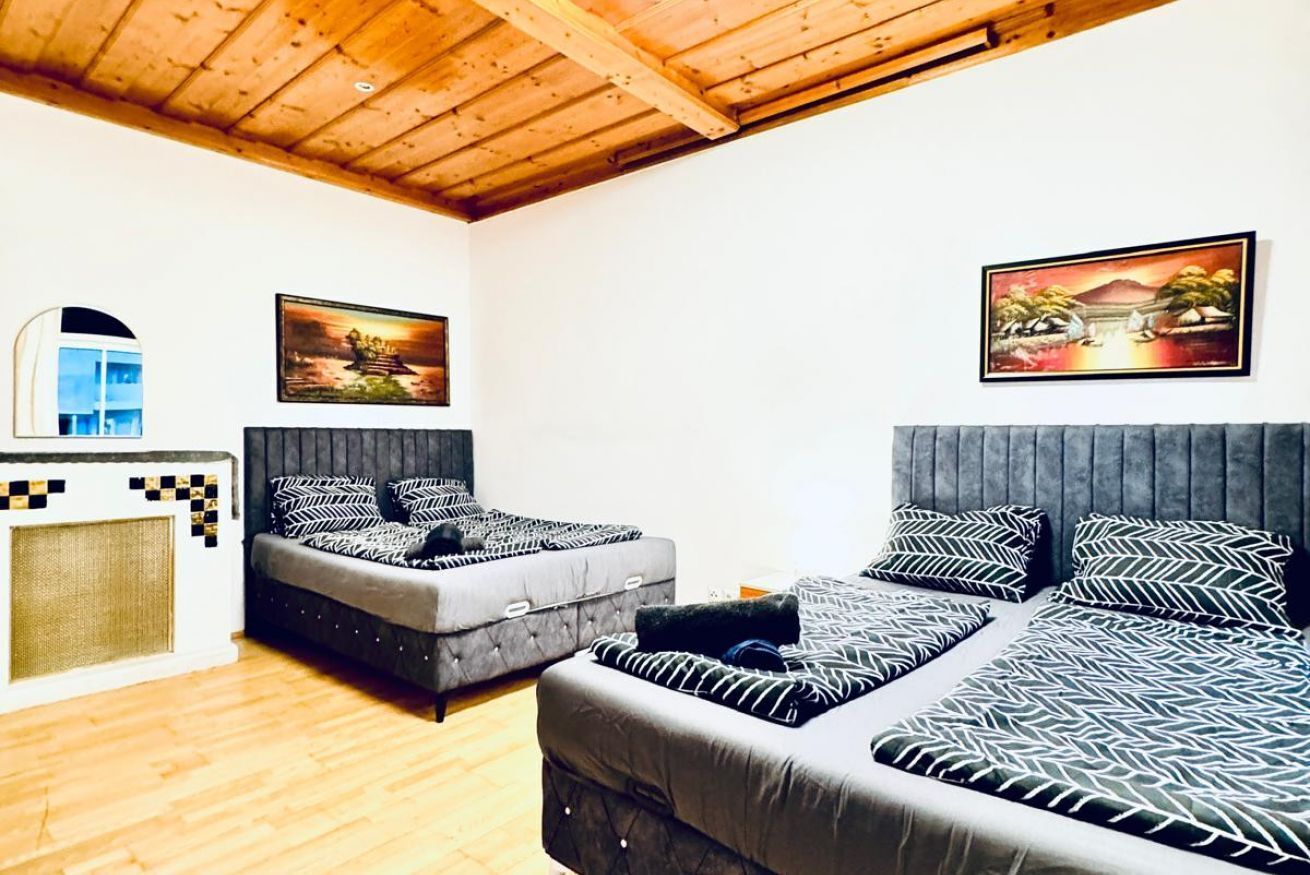 1 bedroom, desk, bed sheets
