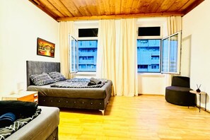 1 Schlafzimmer, Schreibtisch, Bettwäsche