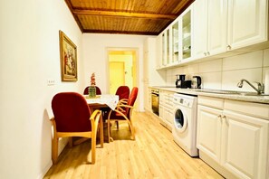 Fridge, oven, stovetop, coffee/tea maker