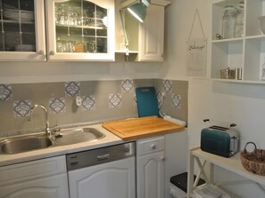 冷蔵庫、オーブン、コンロ、食器洗い機