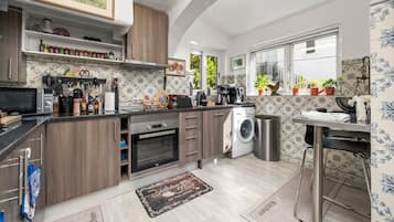 雪櫃、微波爐、焗爐、爐具