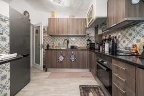 冷蔵庫、電子レンジ、オーブン、コンロ