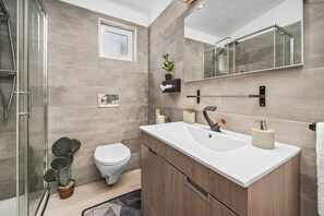 Ducha, secador de pelo y toallas