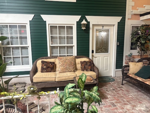 Soothing 3-bedroom apartment with AC in Lorain