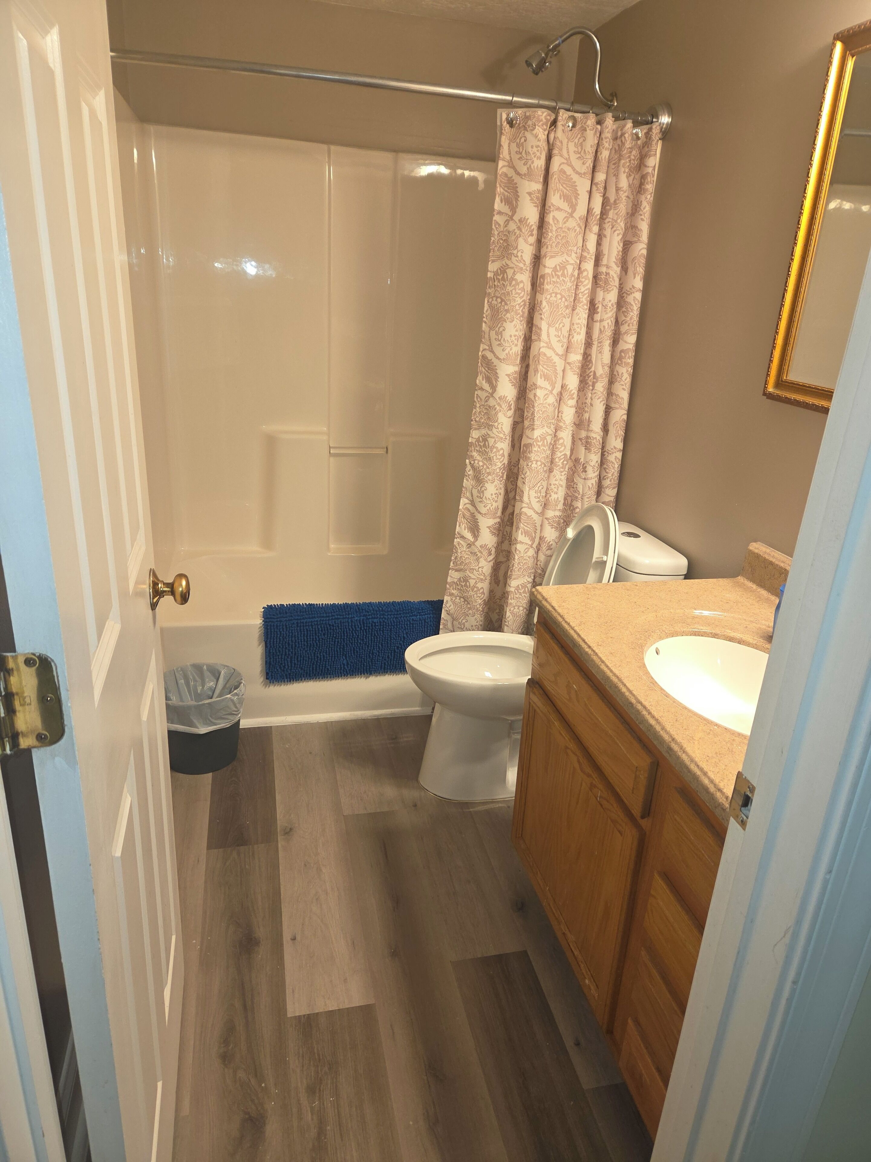 Serviettes fournies, papier toilette