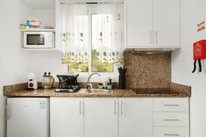 Geladeira, micro-ondas, fogão, cooktop