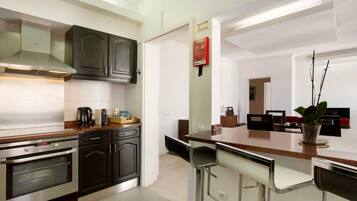 Een koelkast, een microgolfoven, een oven, een kookplaat