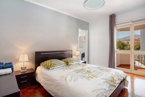 3 habitaciones, tabla de planchar con plancha, wifi y ropa de cama 