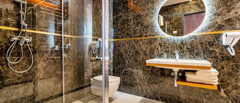 Tina y regadera independientes y amenidades de baño gratuitas