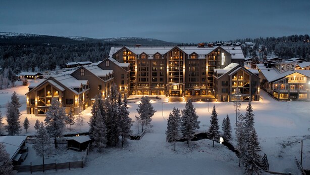 A large lodge with multiple guest rooms, a central lobby, and a snow-covered landscape. - Skistar Lodge Hundfjället  (Lima)