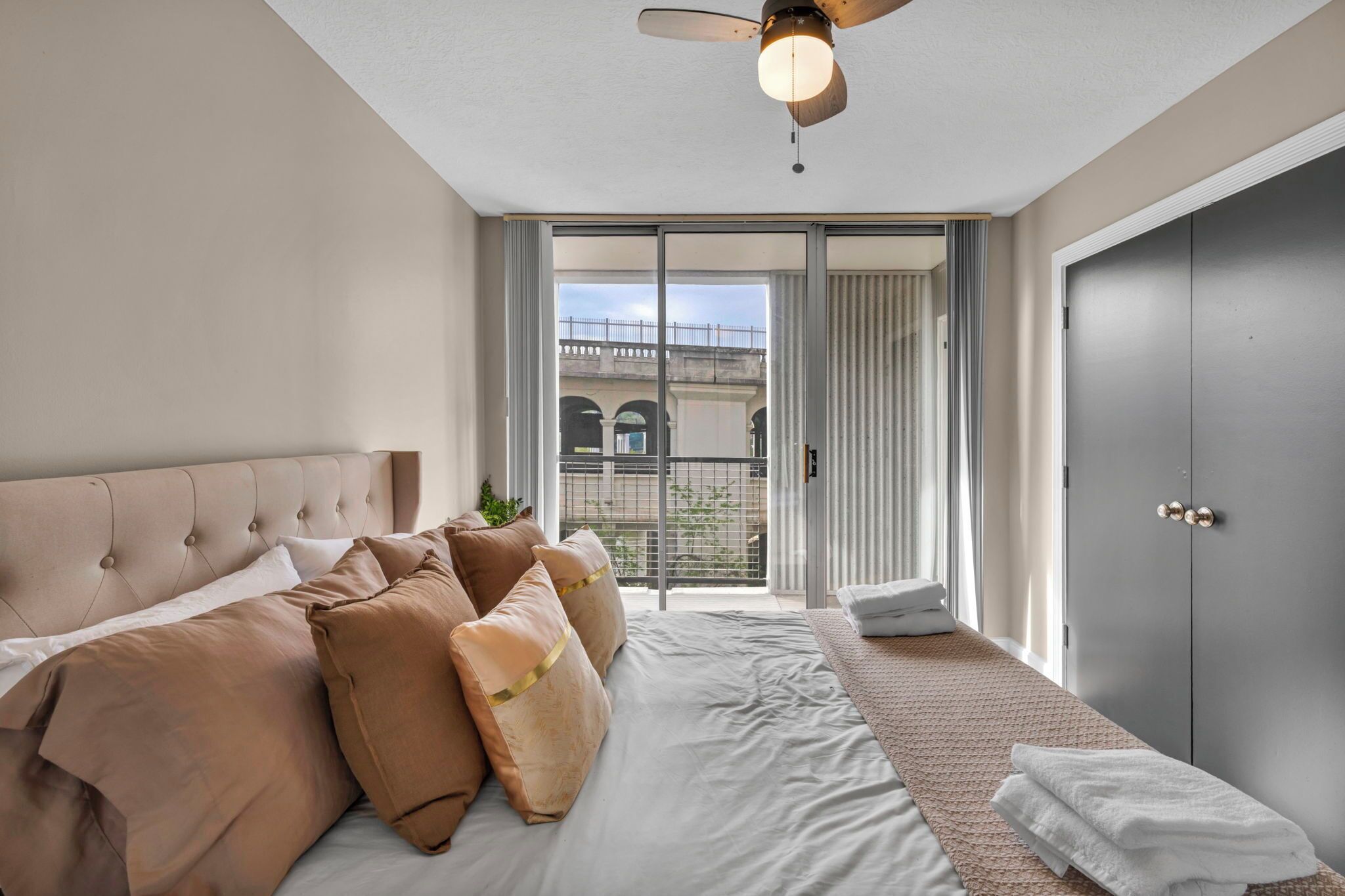 2 多间卧室、熨斗/熨衣板、上网接入、床单