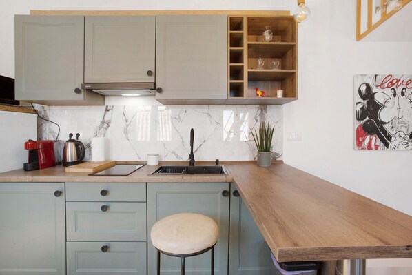 Fridge, microwave, stovetop, coffee/tea maker