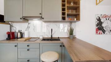 Fridge, microwave, stovetop, coffee/tea maker