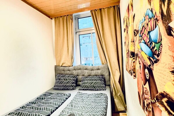 1 bedroom, bed sheets