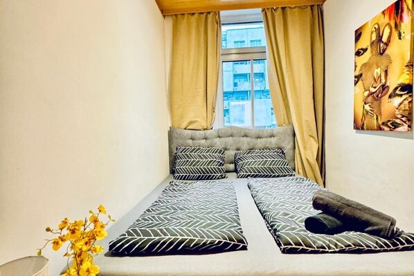 1 bedroom, bed sheets