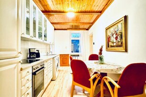 Fridge, oven, stovetop, coffee/tea maker