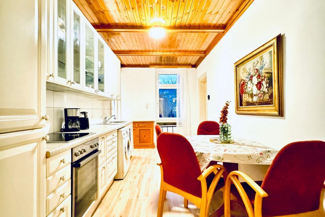 Kühlschrank, Ofen, Herdplatte, Wasserkocher mit Kaffee-/Teezubehör