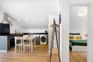 1 habitación, tabla de planchar con plancha, wifi y ropa de cama