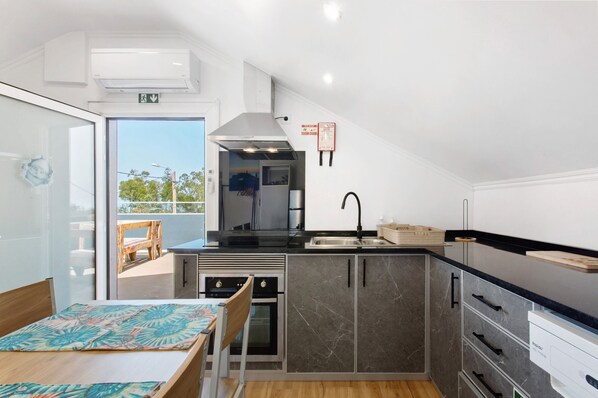 Refrigerador, microondas, horno, placa de cocina