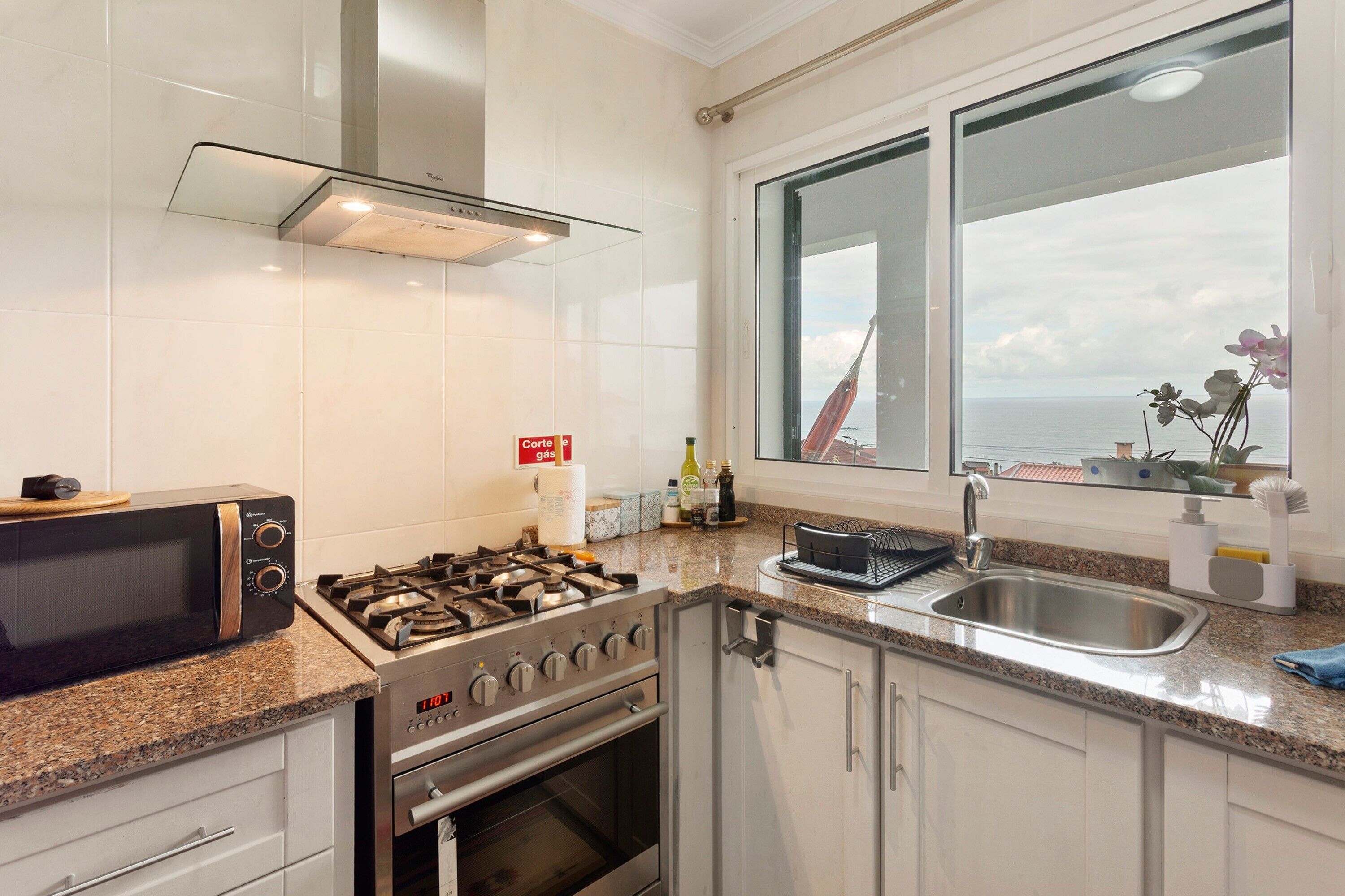 Kylskåp, mikrovågsugn, ugn och spishäll