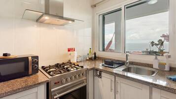 Kylskåp, mikrovågsugn, ugn och spishäll