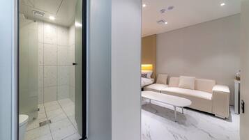 Kolmen hengen perhehuone | Työpöytä, pimennysverhot, ilmainen Wi-Fi