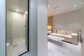 Family Triple Room | Meja, langsir/tirai gelap terus, Wi-fi percuma