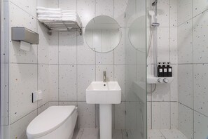 Family Triple Room | Bathroom | Shower, hair dryer, towels, shampoo