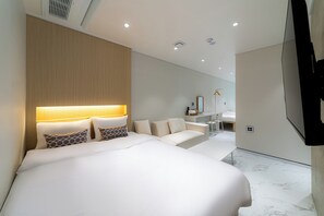 Habitación triple familiar | Escritorio, cortinas opacas, wifi gratis